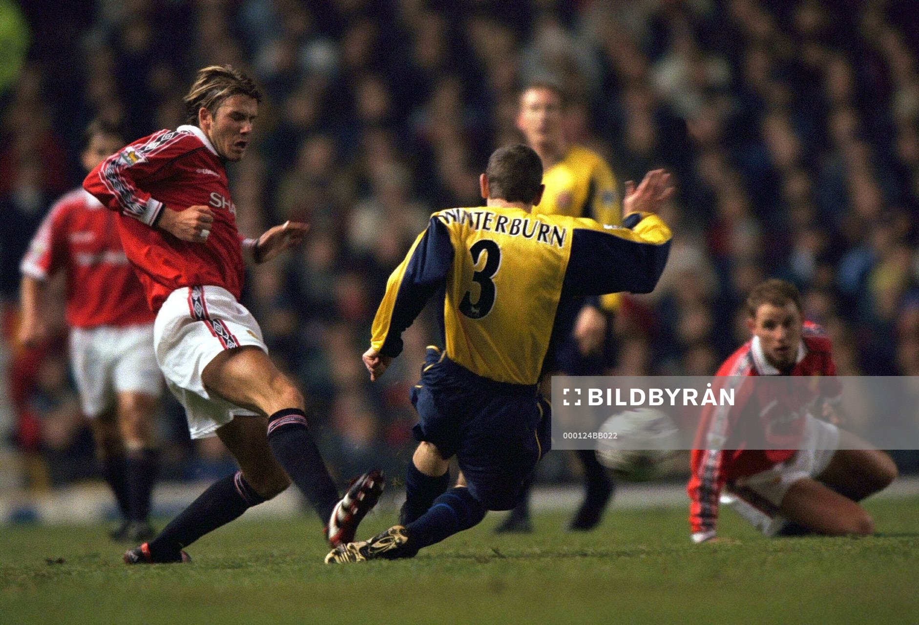  David Beckham, Manchester United fäller Nigel Winterburn, Arsenal.