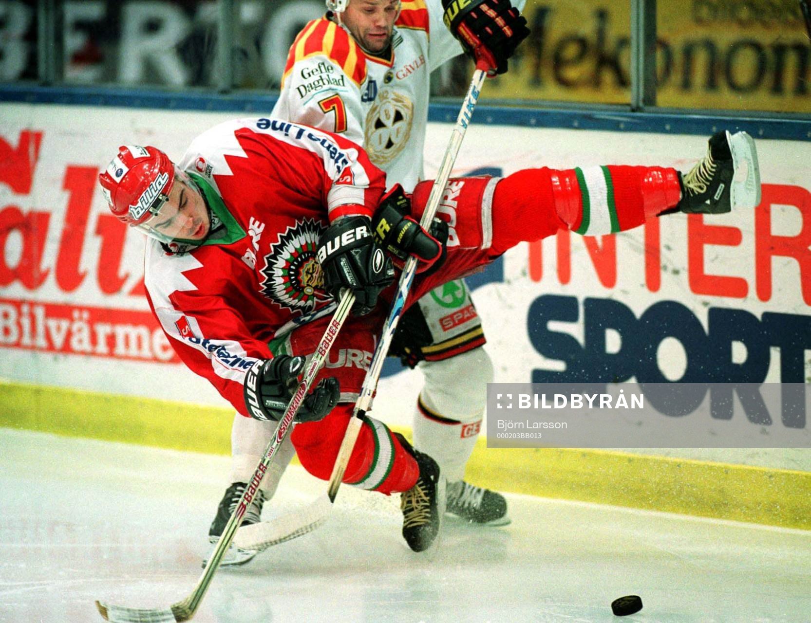 Tommy Sjödin stoppar Peter Ström