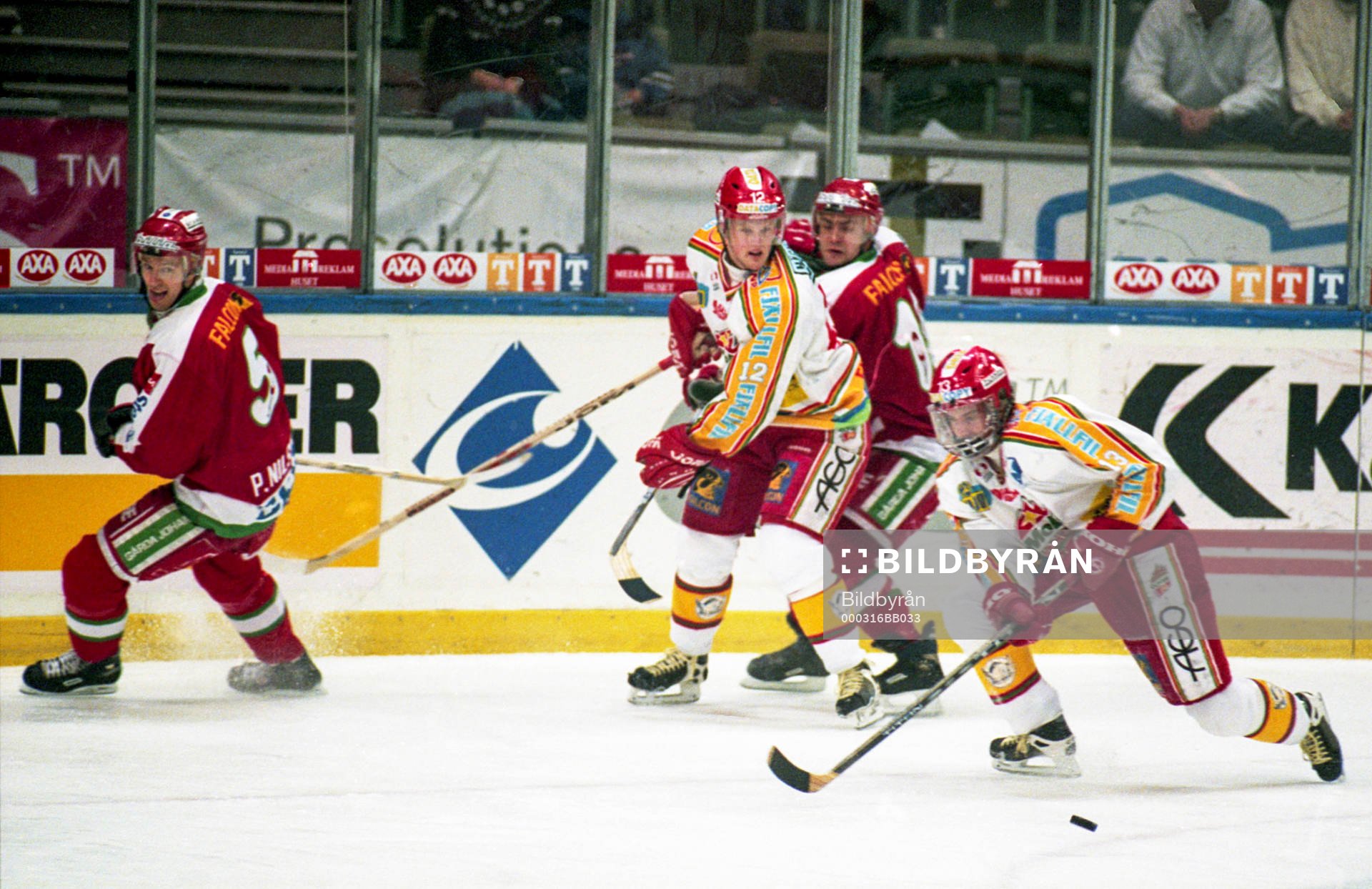 Mattias Weinhandl med pucken och i bakgrunden Daniel Sedin,