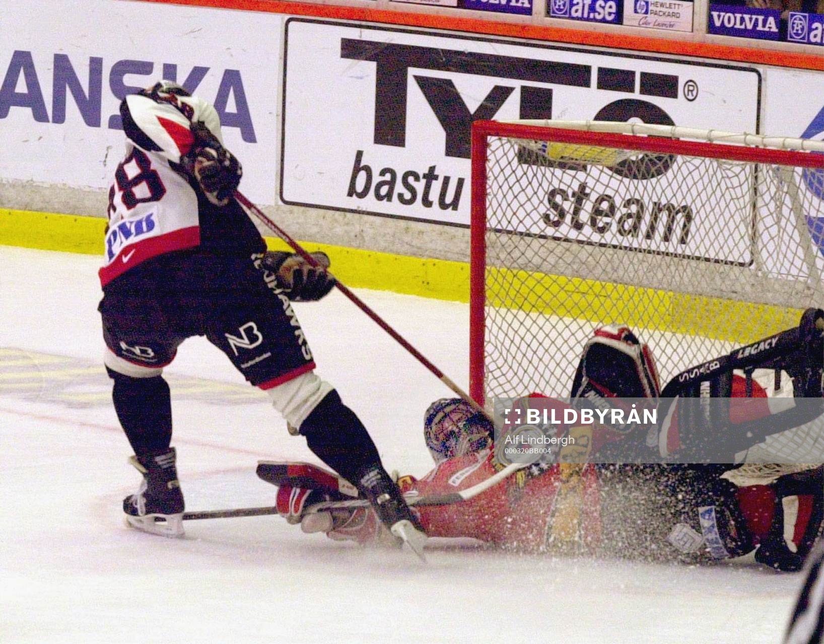 Tomas Sandström är framme och försöker överlista Jarmo