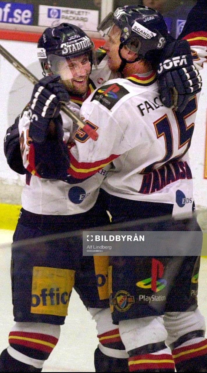 Ishockey, SM-slutspel LuleÂ - DjurgÂrden 1-5,  Mikael Johansson och Mikael HÂkansson jublar  