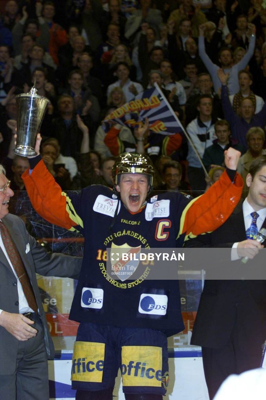 Charles Berglund, Djurgården, jublar med pokalen