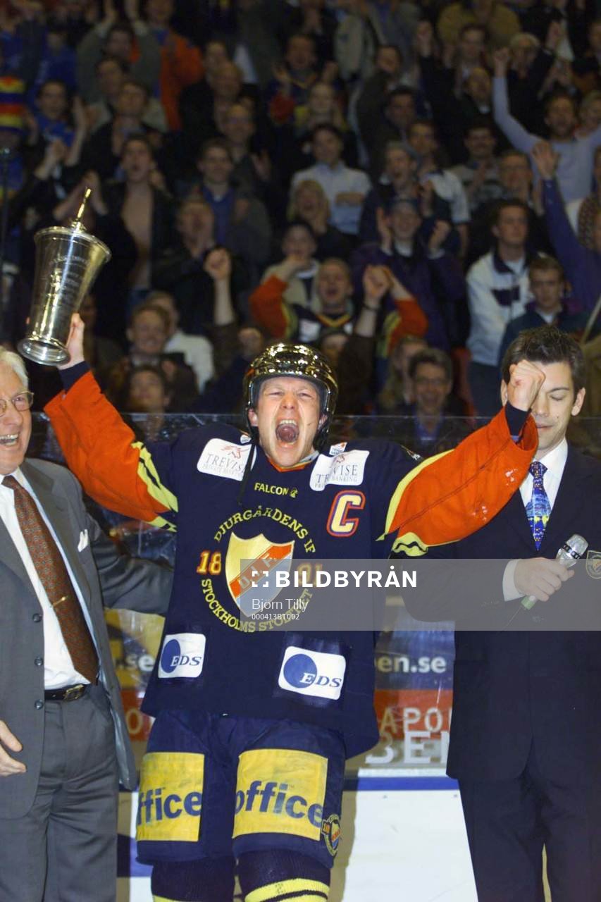 Djurgårdens lagkapten Charles Berglund jublar
