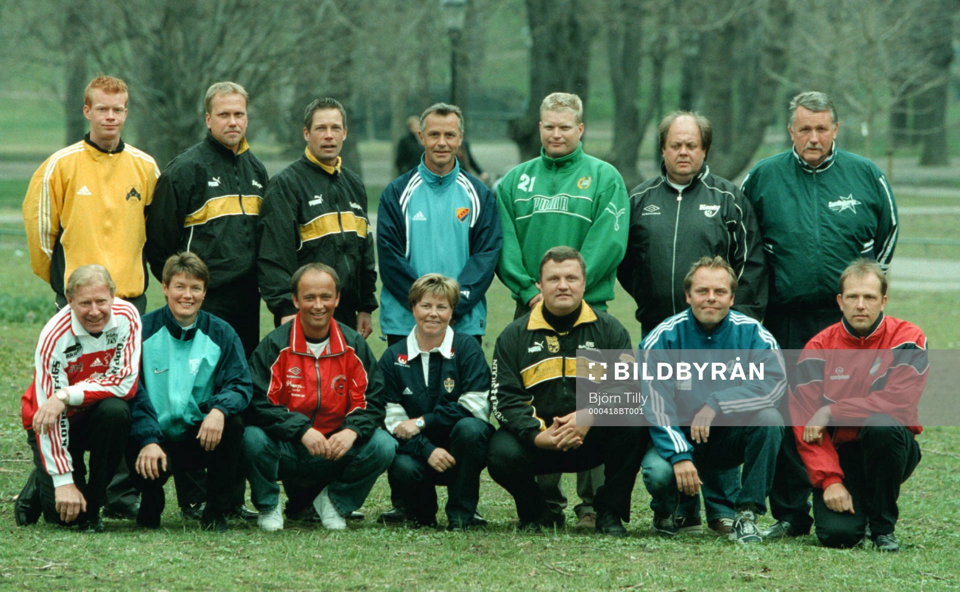 Damallsvenskans tränare; Bakre Raden f.v. Fredrik Samuelsson, Astoria, Per Widen och Zaine Söderlund, Bälinge, Thomas Folkesson, Djurgården, Tomas Turesson, Hammarby, Mikael Bjurbäck, Kenty och Lennart Ljungqvist, Sundbyberg. 
