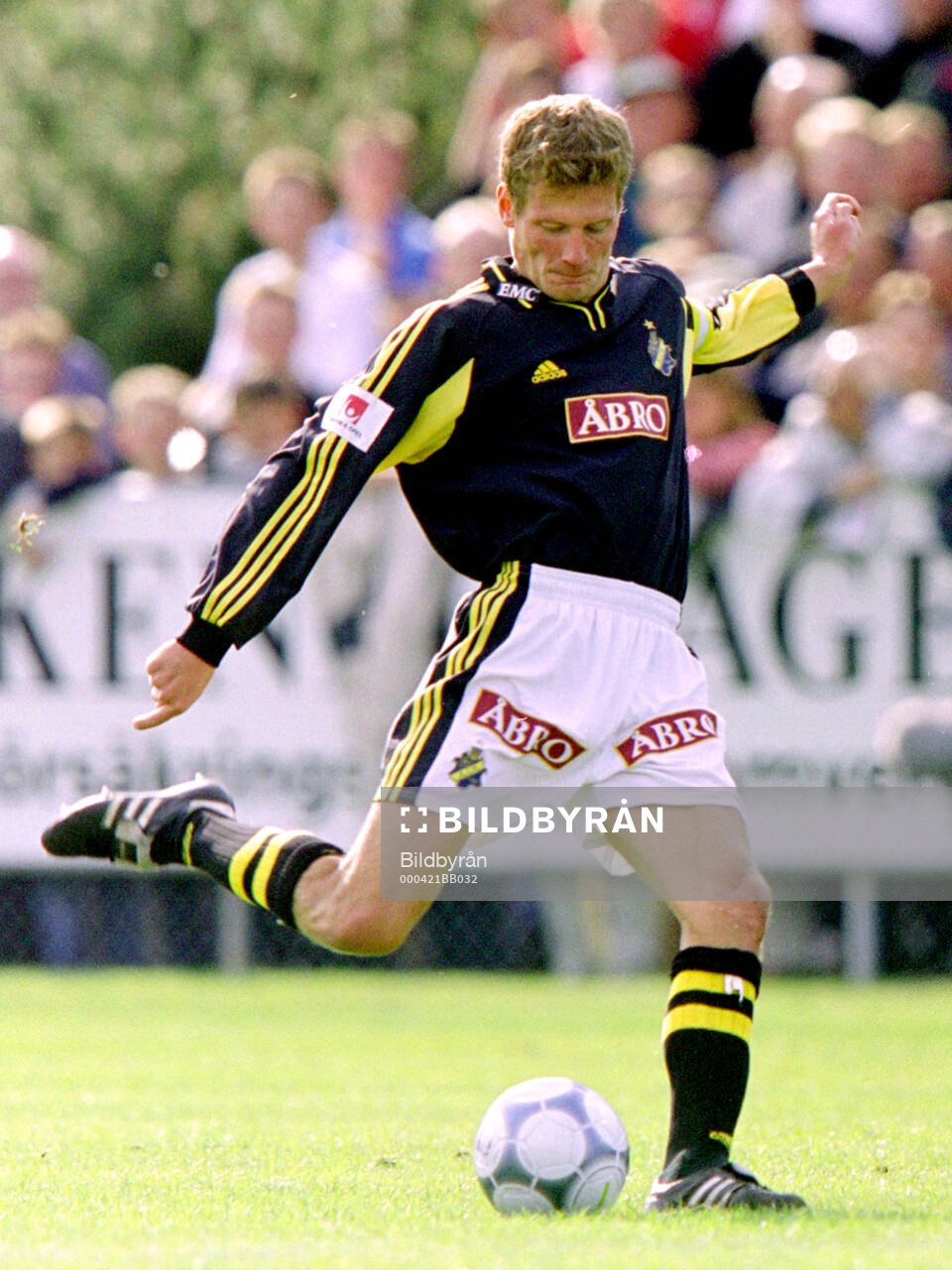 AIK:s Michael Brundin skjuter