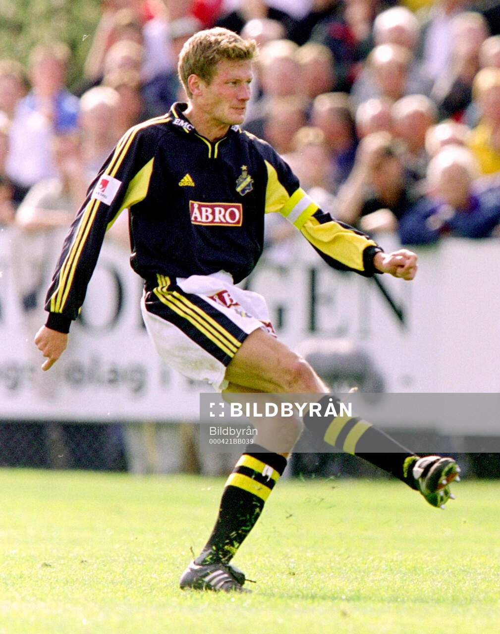 AIK:s Michael Brundin skjuter