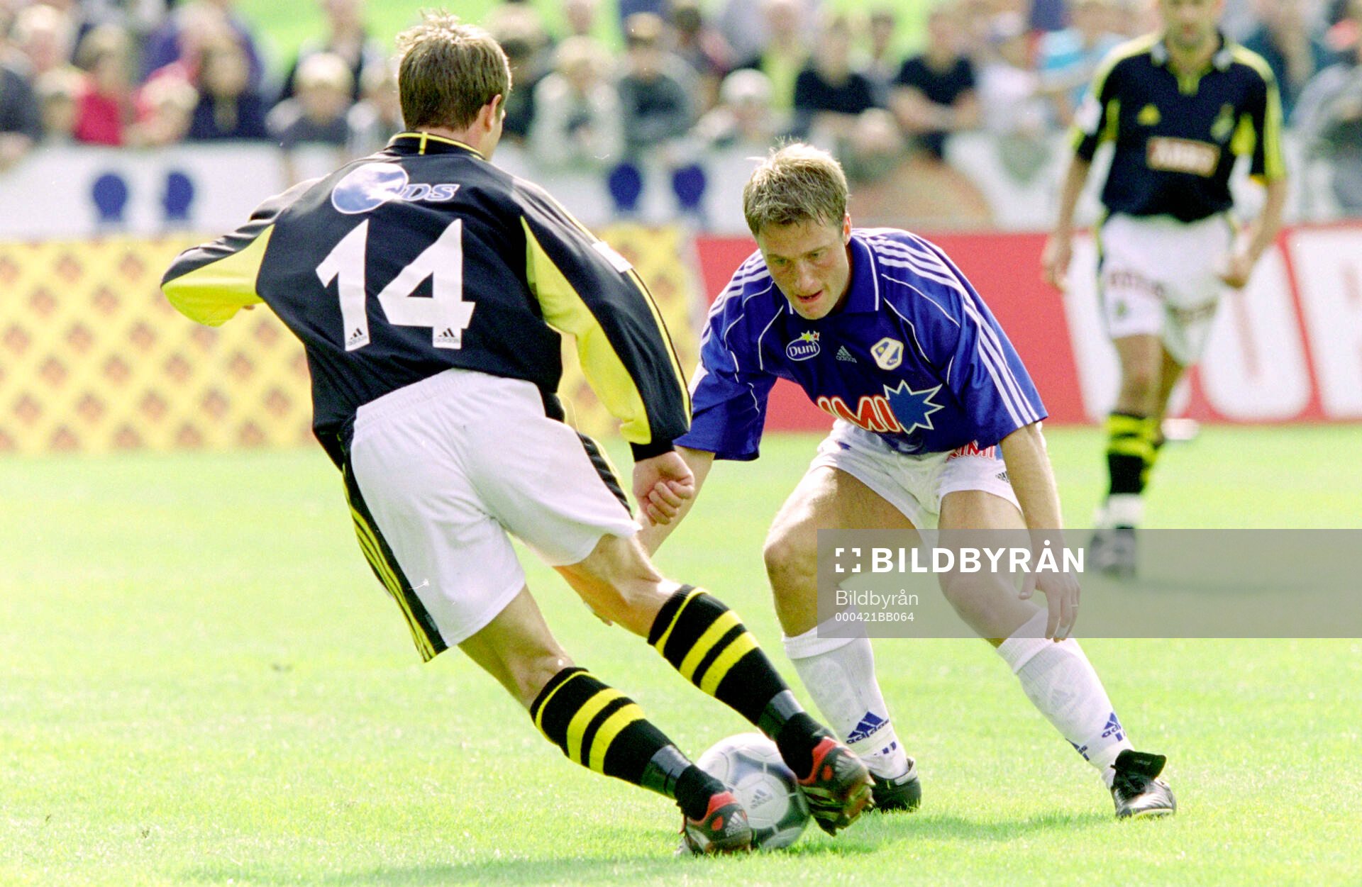 AIK:s Thomas Lagerlöf dribblar mot Halmstads Fredrik