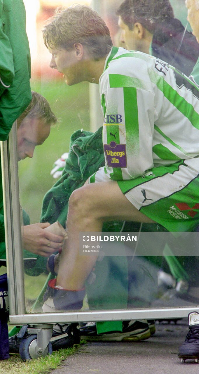Hammarbys Patrik Andersson lindas på benet sittande på