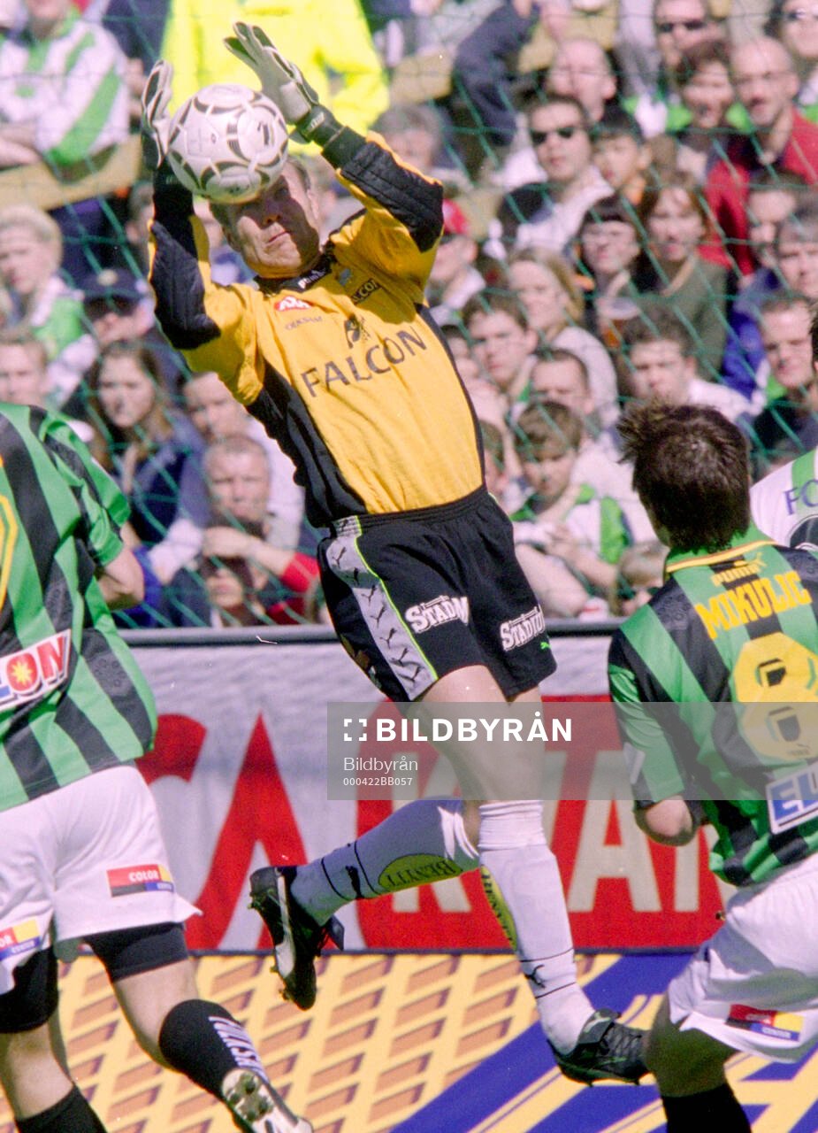 Hammarbys målvakt Lasse Eriksson mde bollen