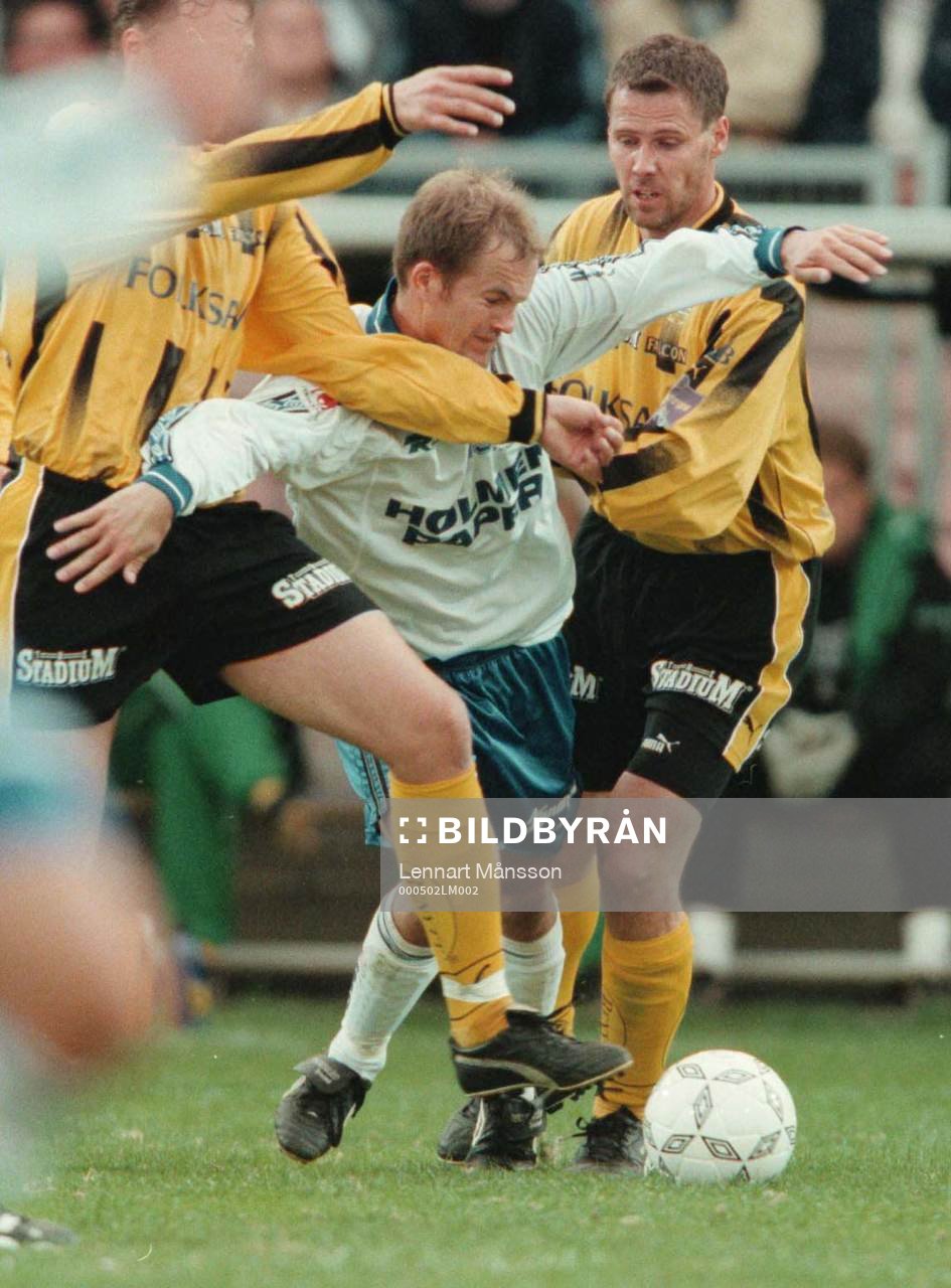 Hans Eskilsson stoppar  Jonas Wallerstedt