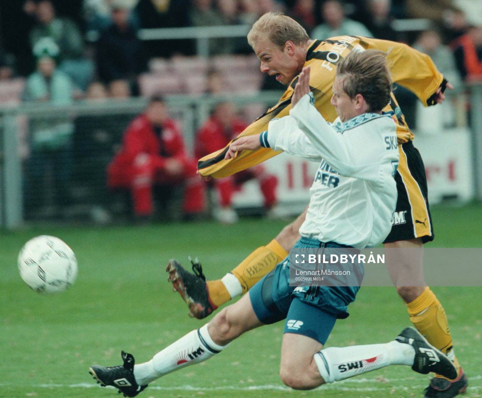 Andreas Hermansson skjuter förbi Mikael Ström