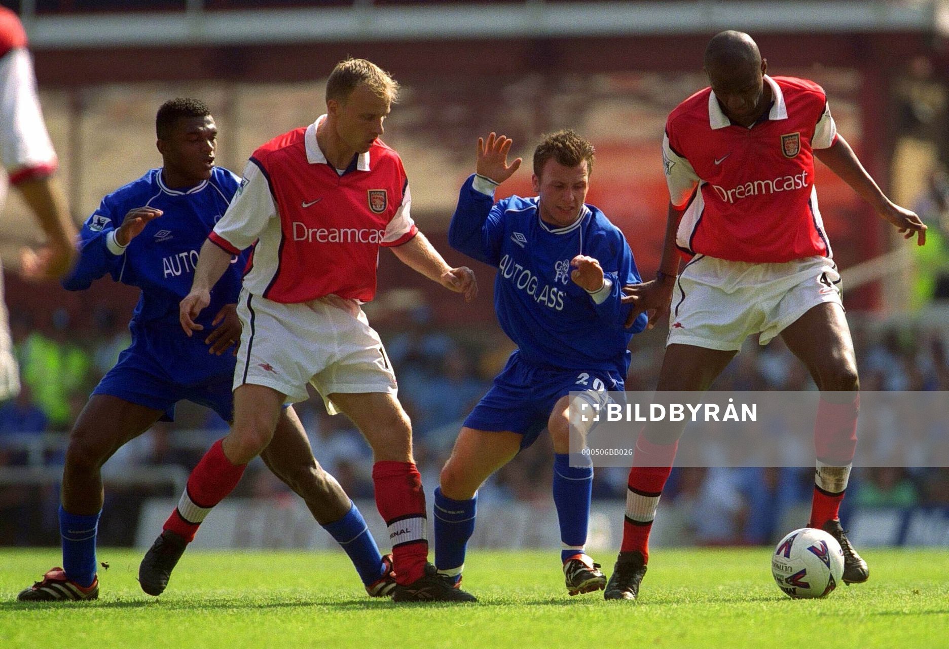 Chelseas Jody Morris blir klämd mellan Arsenalspelarna