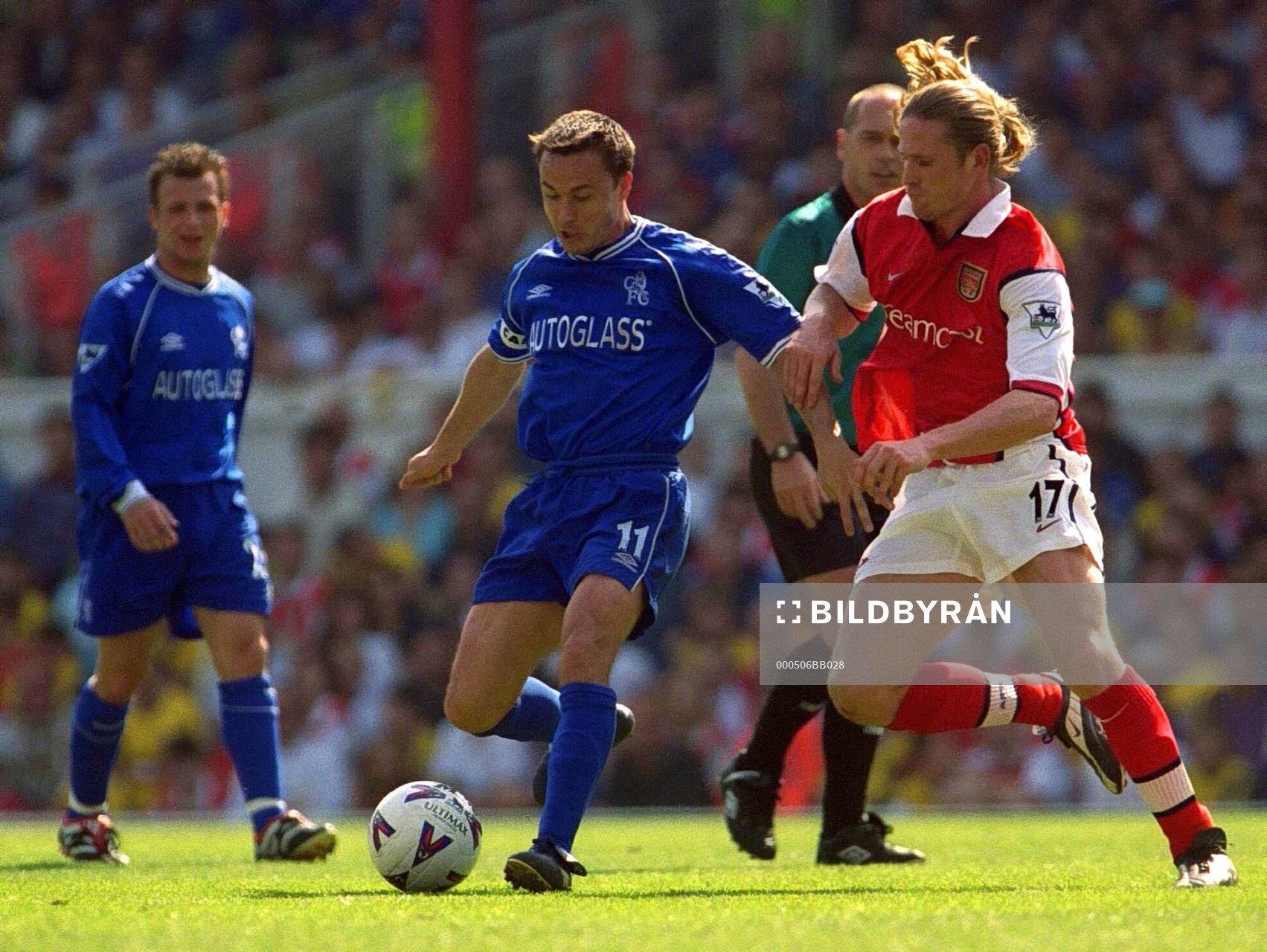Chelseas Dennis Wise håller undan för Arsenals Emmanuel