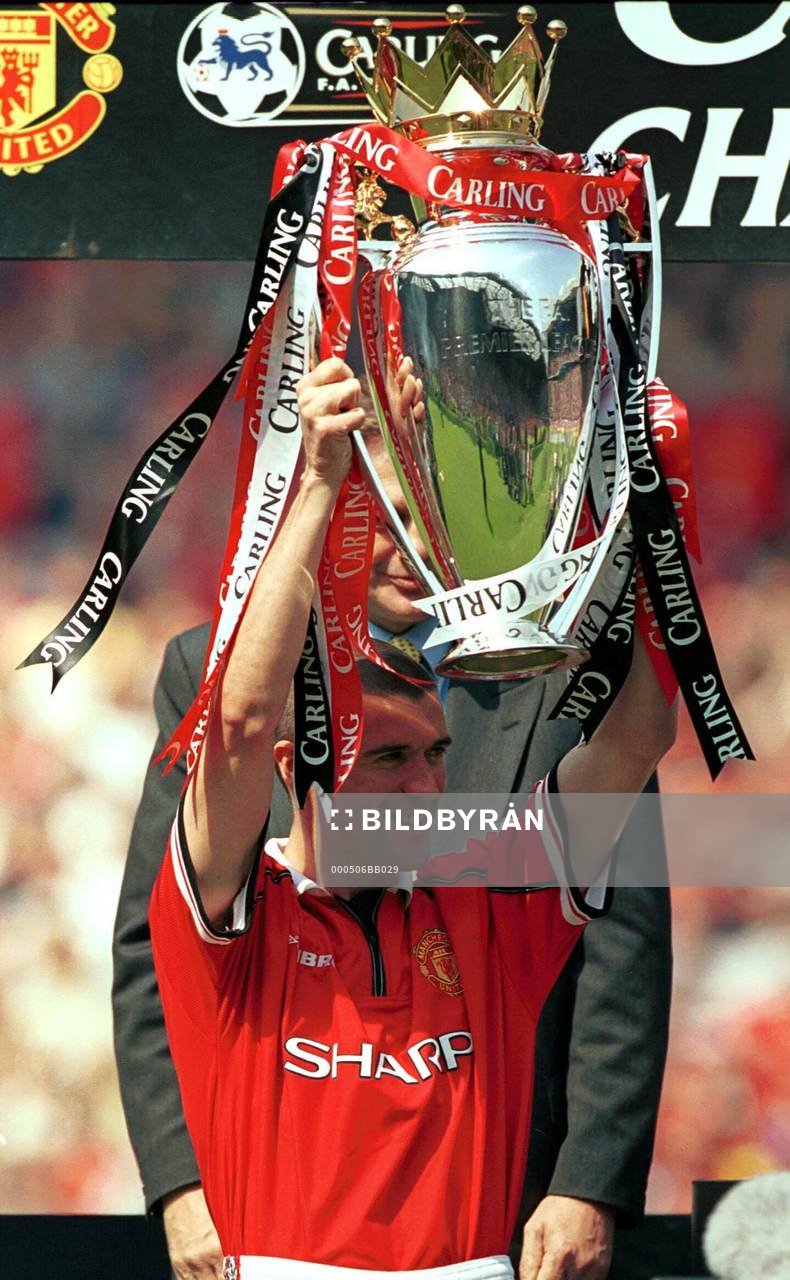Roy Keane lyfter ligapokalen