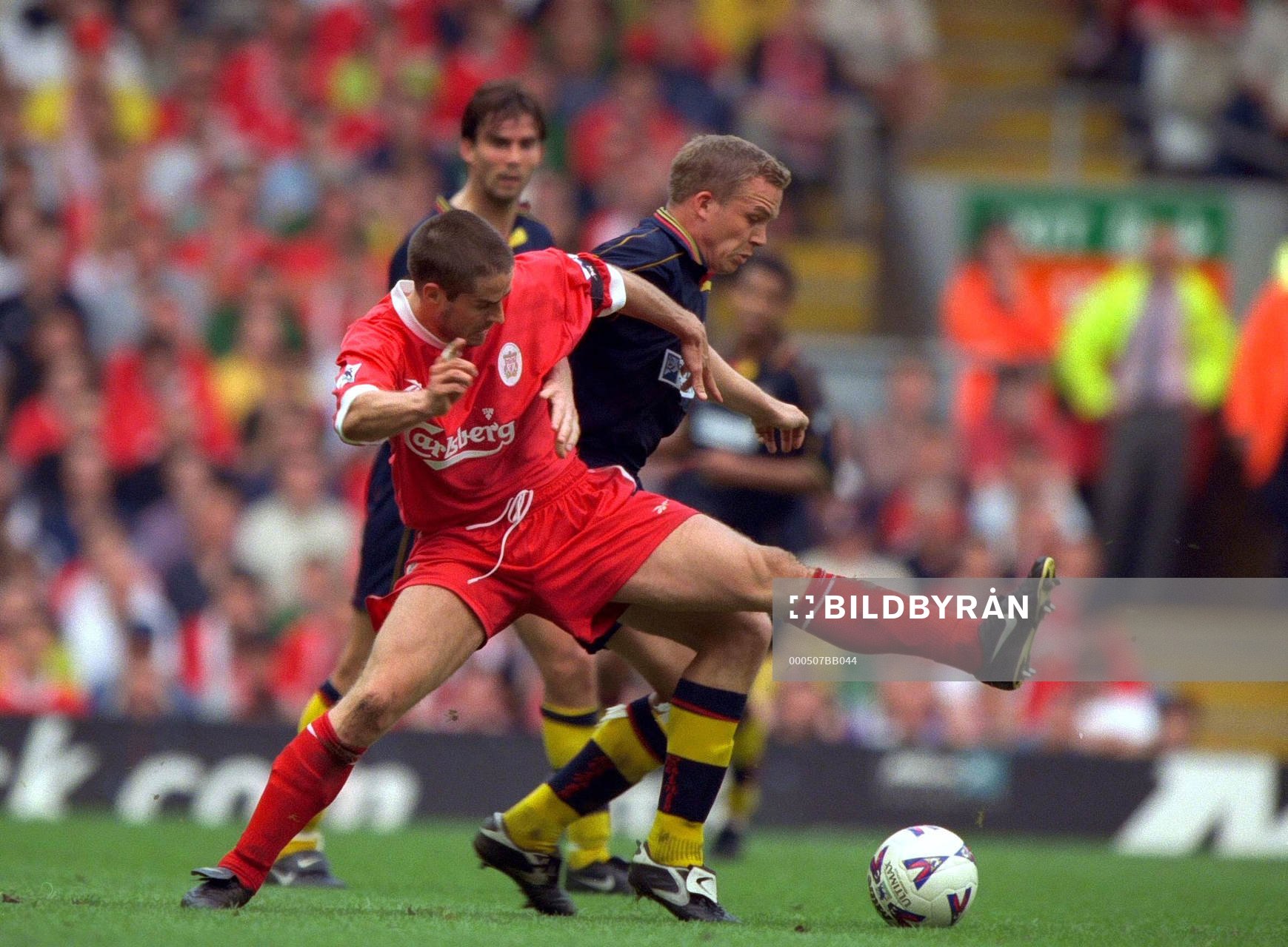  Liverpools Jamie Redknapp i kamp med Southamptons Kevin Davies.