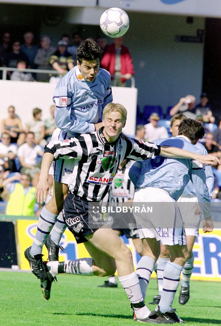 Malmös Gudmundur Mete nickar mot Sylvias Markus Hansson