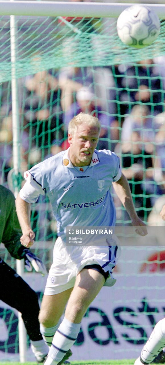 Malmös Olof Persson nickar bollen