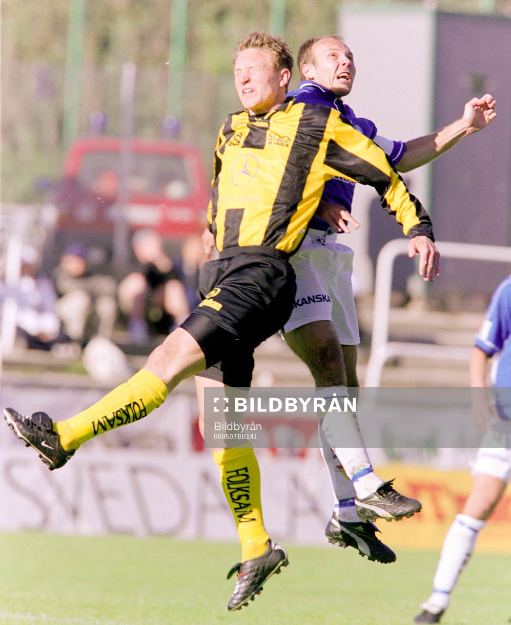 Häckens Kim Källström i nickduell mot Trelleborgs Tommi