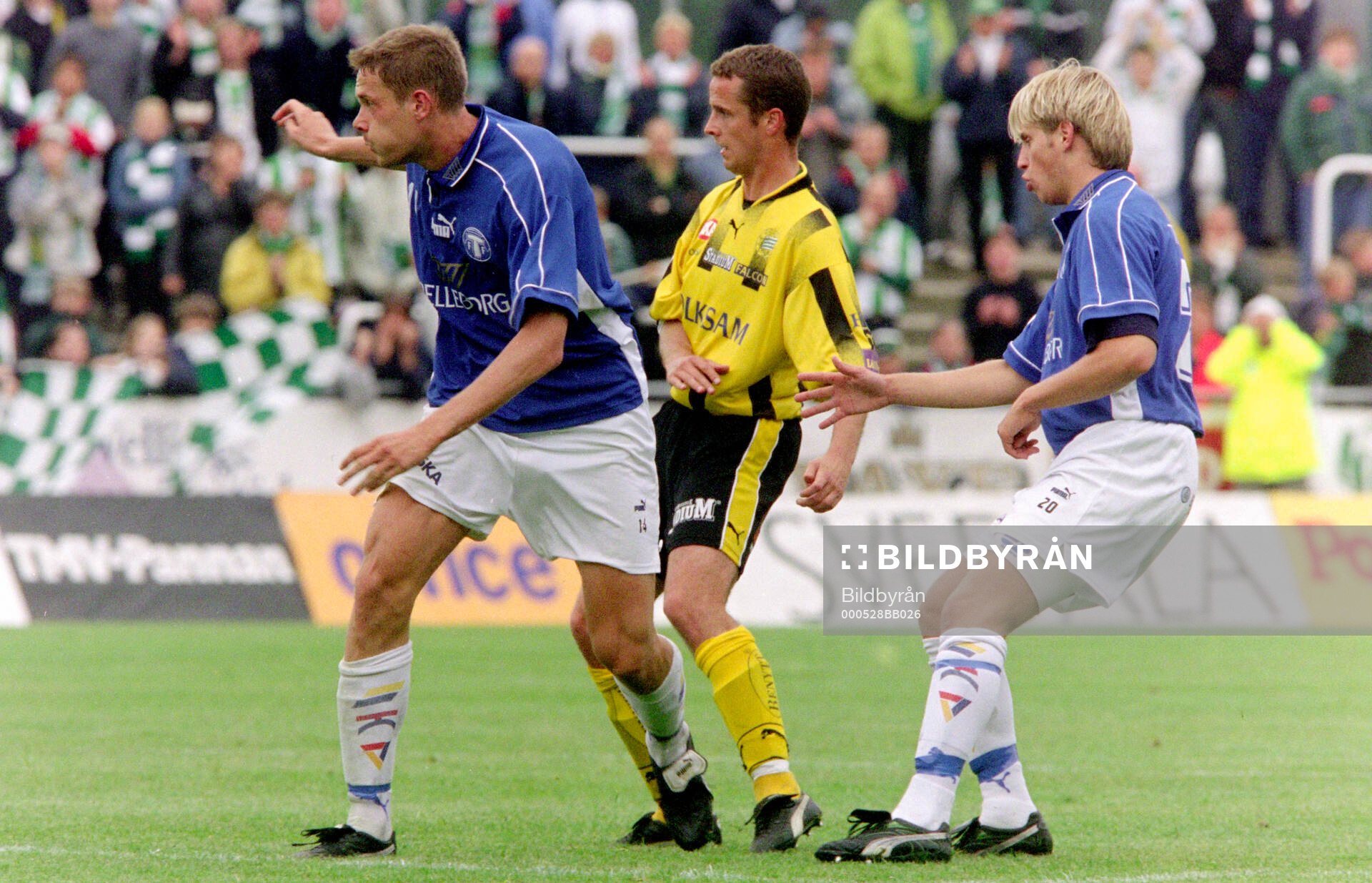 Fotboll, Allsvenskan, säsongen 2000, Trelleborg - Hammarby 1-2: Trelleborgs Mika Kottila (t v) och Christian Andersson mot Hammarbys Jens Gustafson.