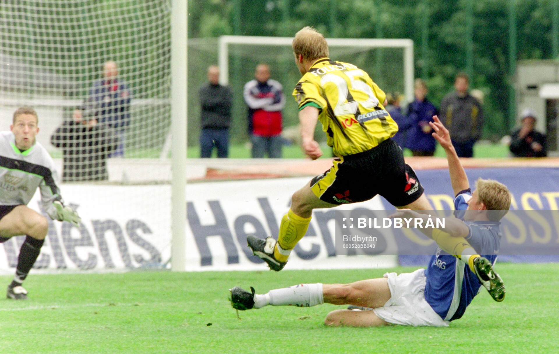 Fotboll, Allsvenskan, säsongen 2000, Trelleborg - Hammarby 1-2: Hammarbys målskytt Andreas Hermansson skjuter. 