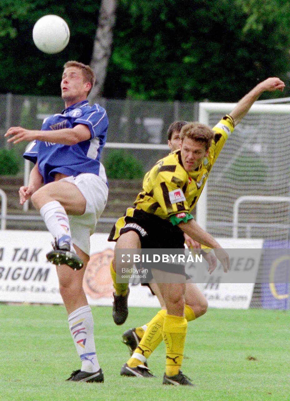 Fotboll, Allsvenskan, säsongen 2000, Trelleborg - Hammarby 1-2: Trelleborgs Mika Kottila mot Hammarbys Mikael Hellström. 
