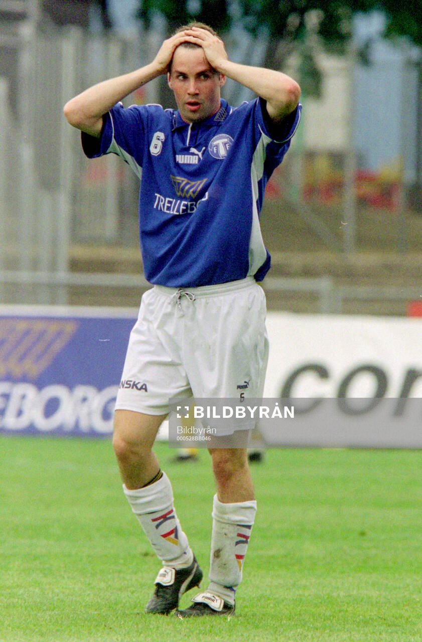 Fotboll, Allsvenskan, säsongen 2000, Trelleborg - Hammarby 1-2: Trelleborgs Mattias Kronvall deppar. 