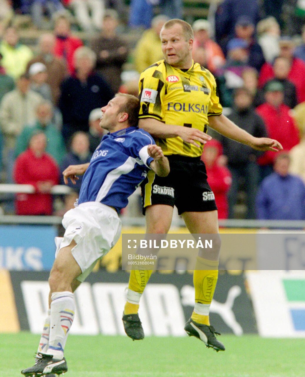 Fotboll, Allsvenskan, säsongen 2000, Trelleborg - Hammarby 1-2: Hammarbys Kaj Eskelinen mot Trelleborgs Tommi Grönlund. 