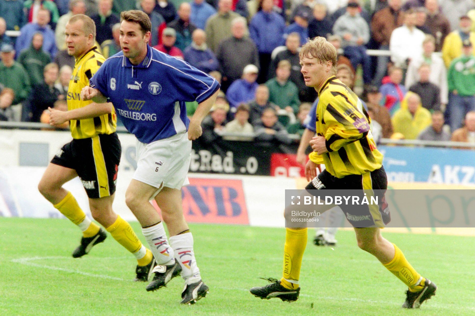 Fotboll, Allsvenskan, säsongen 2000, Trelleborg - Hammarby 1-2: Hammarbys Kaj Eskelinen (t v) och Patrik Andersson mot Trelleborgs Mattias Kronvall.