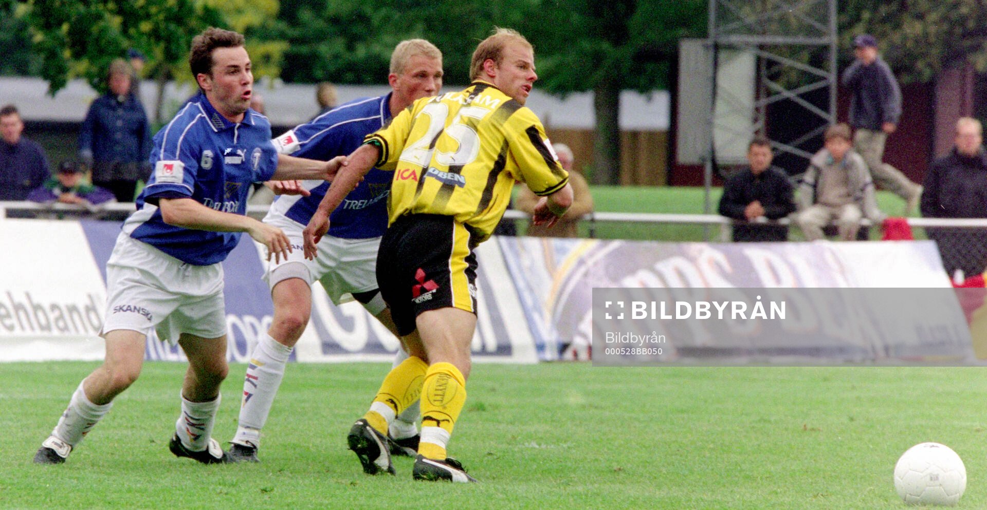 Fotboll, Allsvenskan, säsongen 2000, Trelleborg - Hammarby 1-2: Hammarbys Andreas Hermansson mot Trelleborgs Mattias Kronvall. 