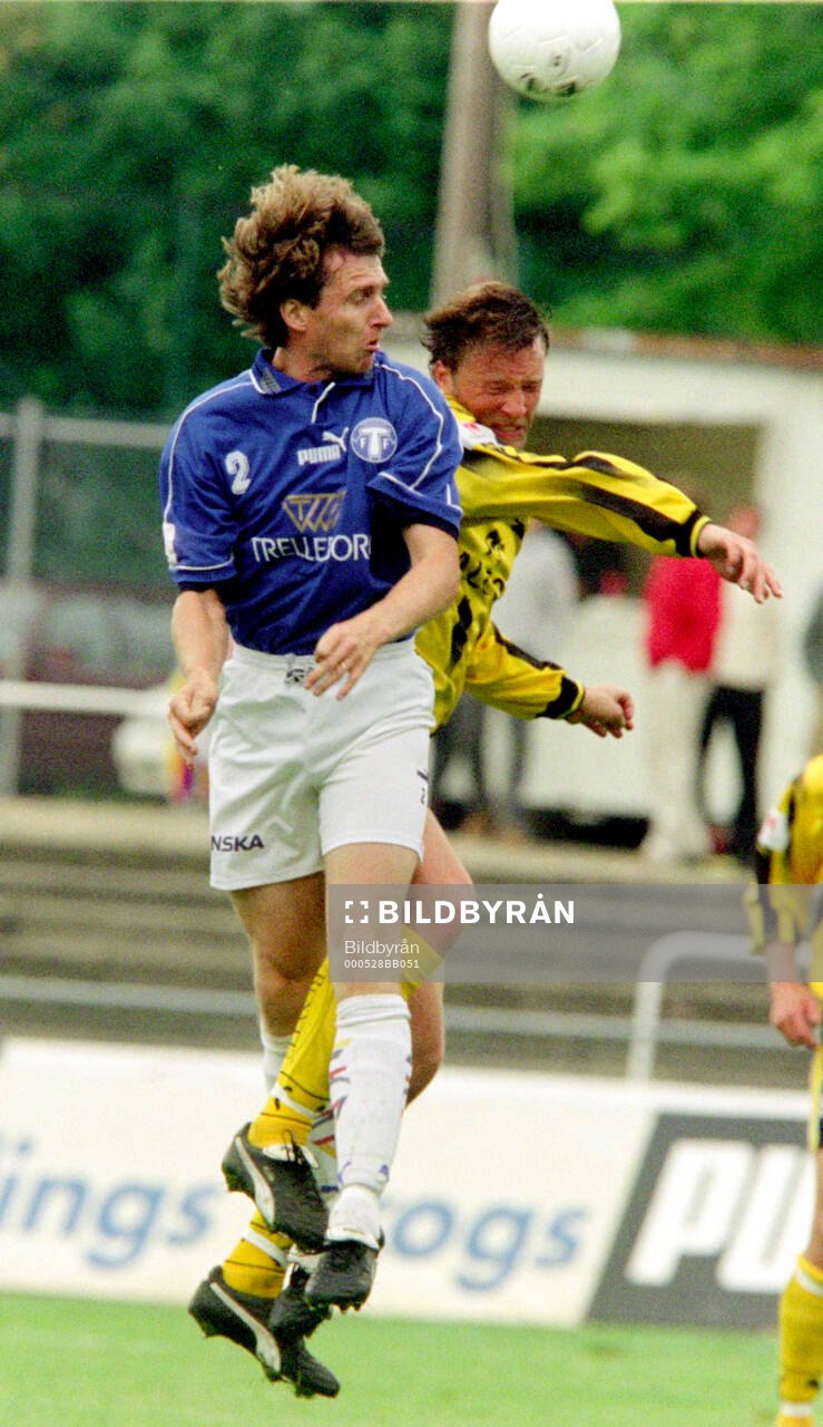 Fotboll, Allsvenskan, säsongen 2000, Trelleborg - Hammarby 1-2: Trelleborgs Patrik Larsson mot Hammarbys Andreas Bild. 