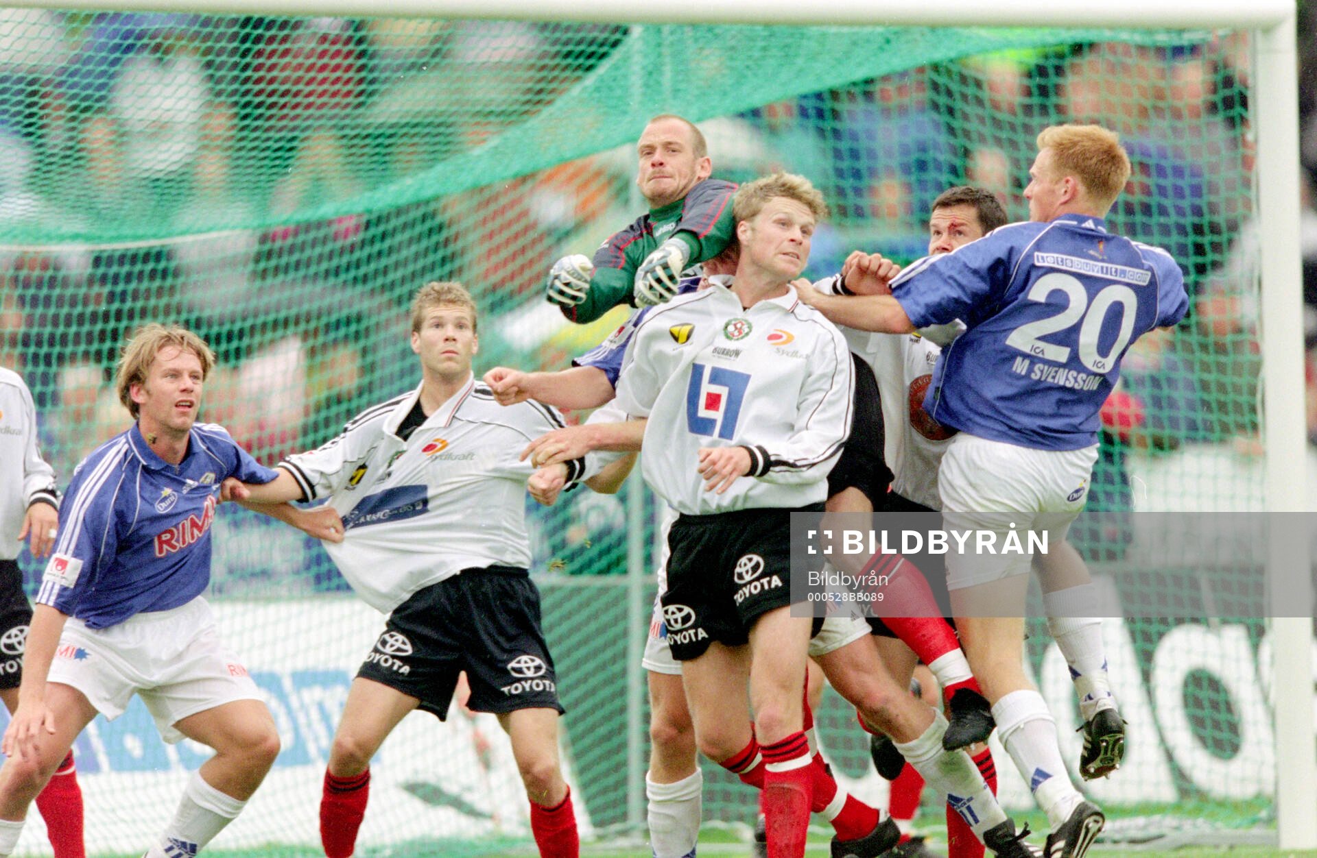 Örebros målvakt Peter Westman boxar bollen
