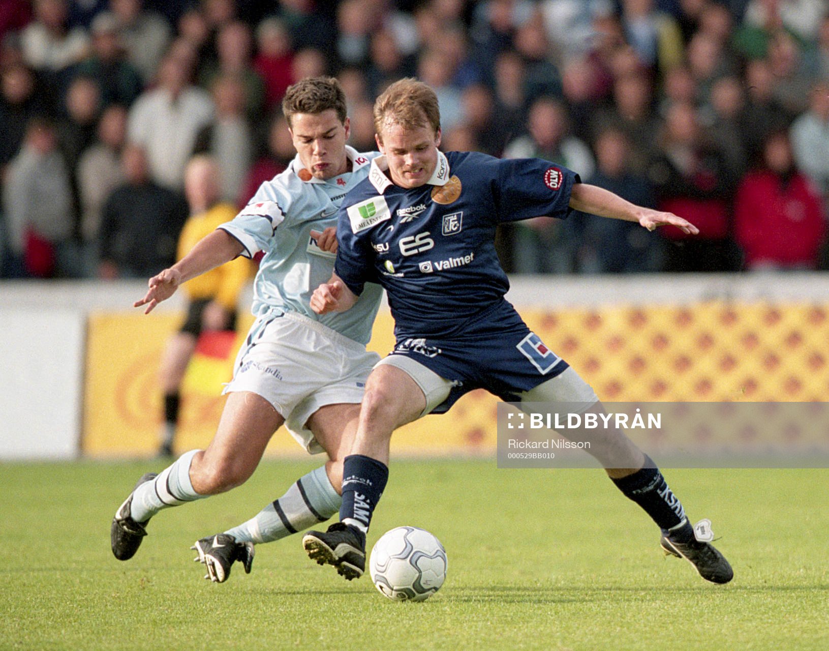Fotboll, Superettan, Malmö FF - Umeå, 1-0: Gudmundor Mete, Malmö i kamp om bollen.