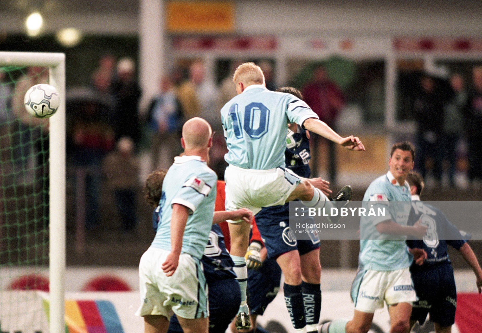 Fotboll, Superettan, Malmö FF - Umeå, 1-0: Mats Lilienberg, Malmö FF når högst i luften.