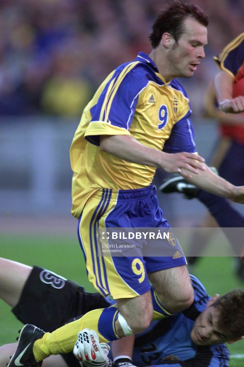 Fredrik Ljungberg fälls av Iker Castillas, Spanien med