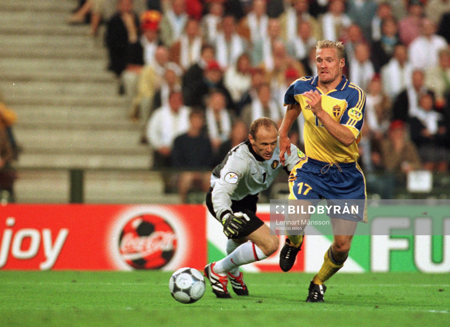 Johan Mjällby, Sverige stjäl bollen