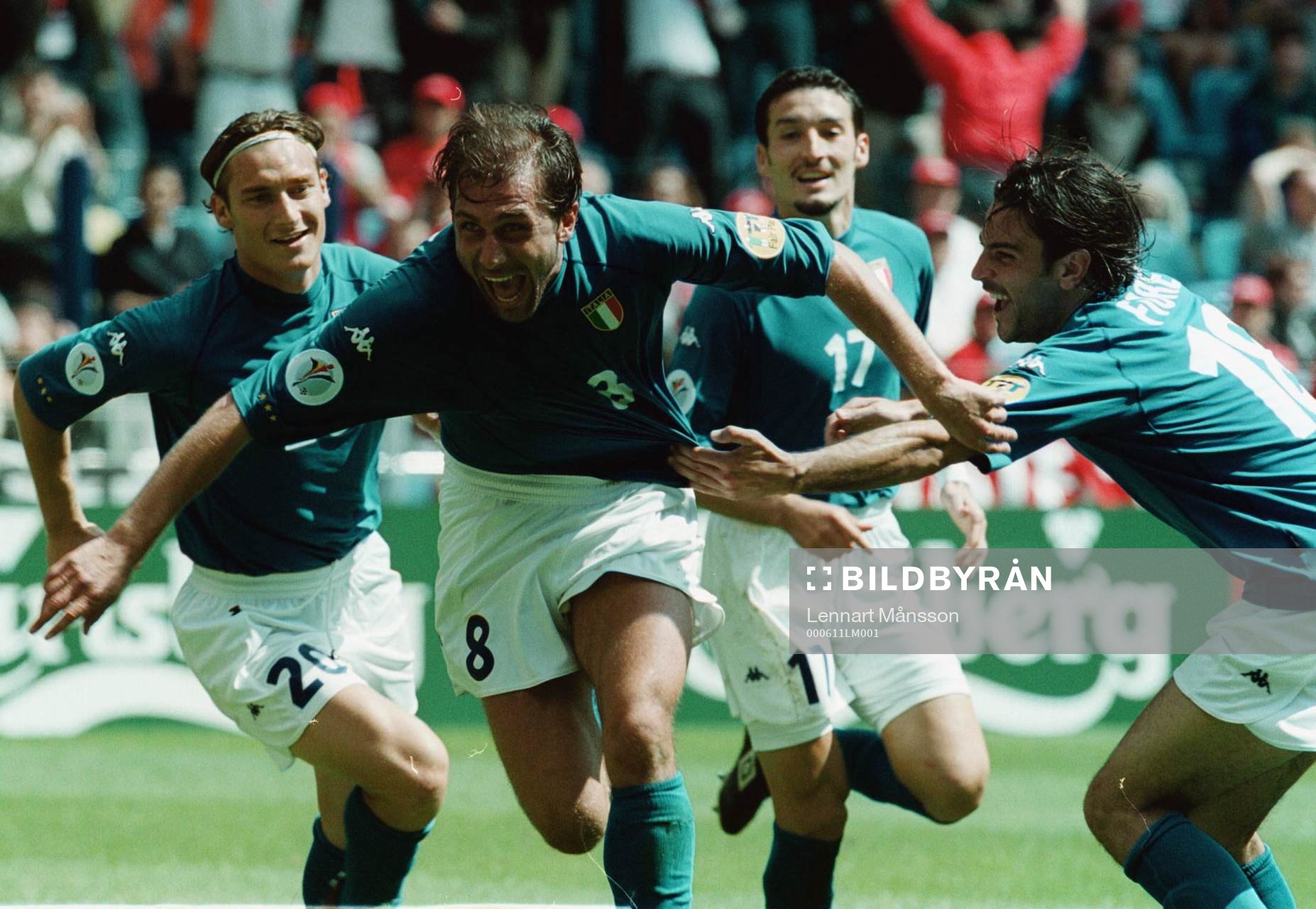 Antonio Conte (8) har gjort 0-1 och gratuleras av fr.v.