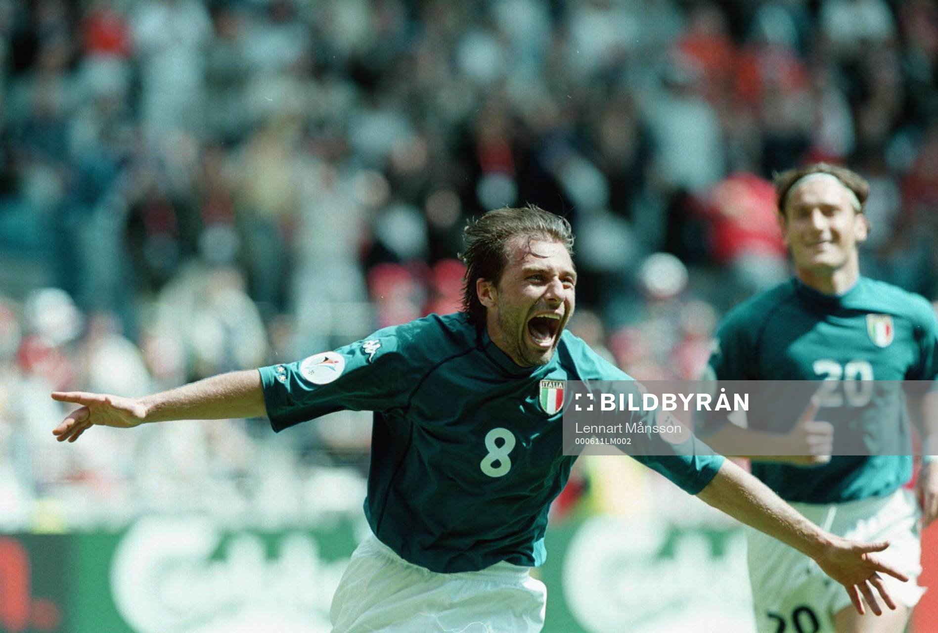  Antonio Conte, Italien har nätat och Francesco Totti springer efter för att gratulera.