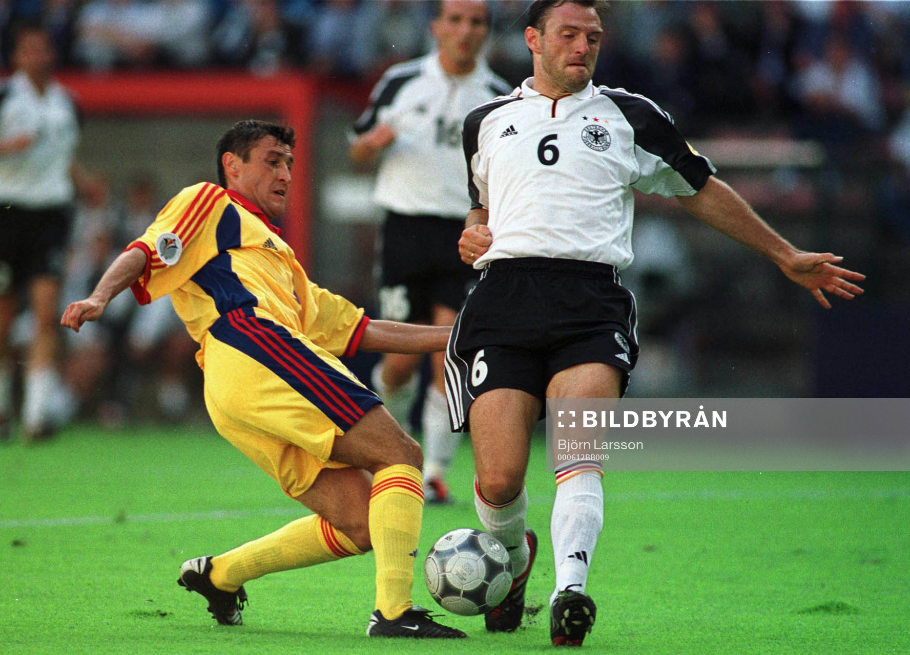 Jens Nowotny, Tyskland och Viorel Moldovan, Rumänien