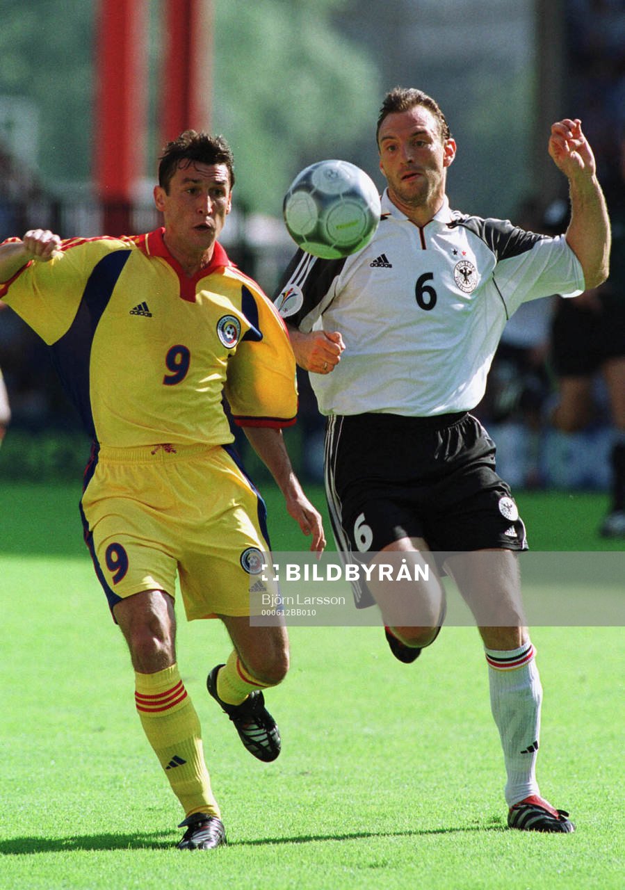 Jens Nowotny, Tyskland och Viorel Moldovan, Rumänien
