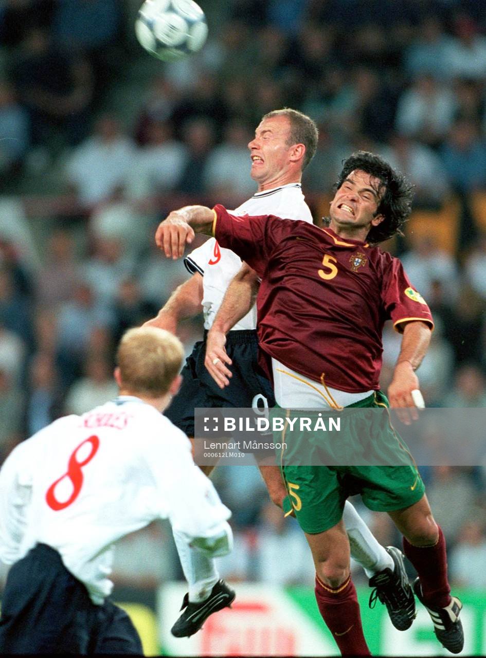 Alan Shearer, England i nickduell med Fernando Couto,
