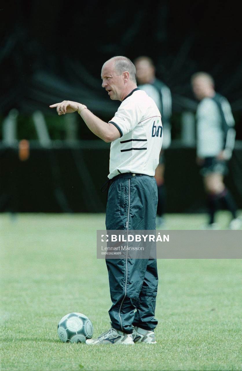 Norges förbundskapten Nils Johan Semb pekar ut vägen mot