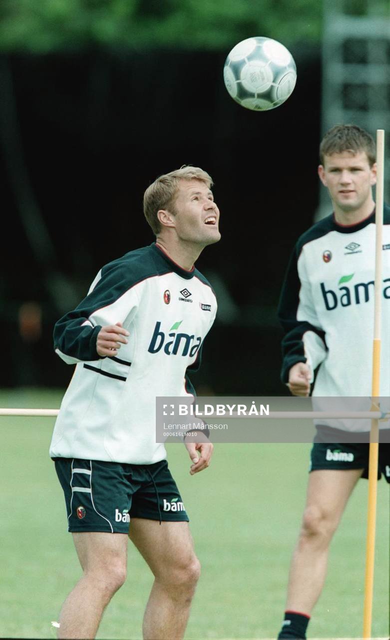 Bent Skammelsrud spelar fotbollstennis.