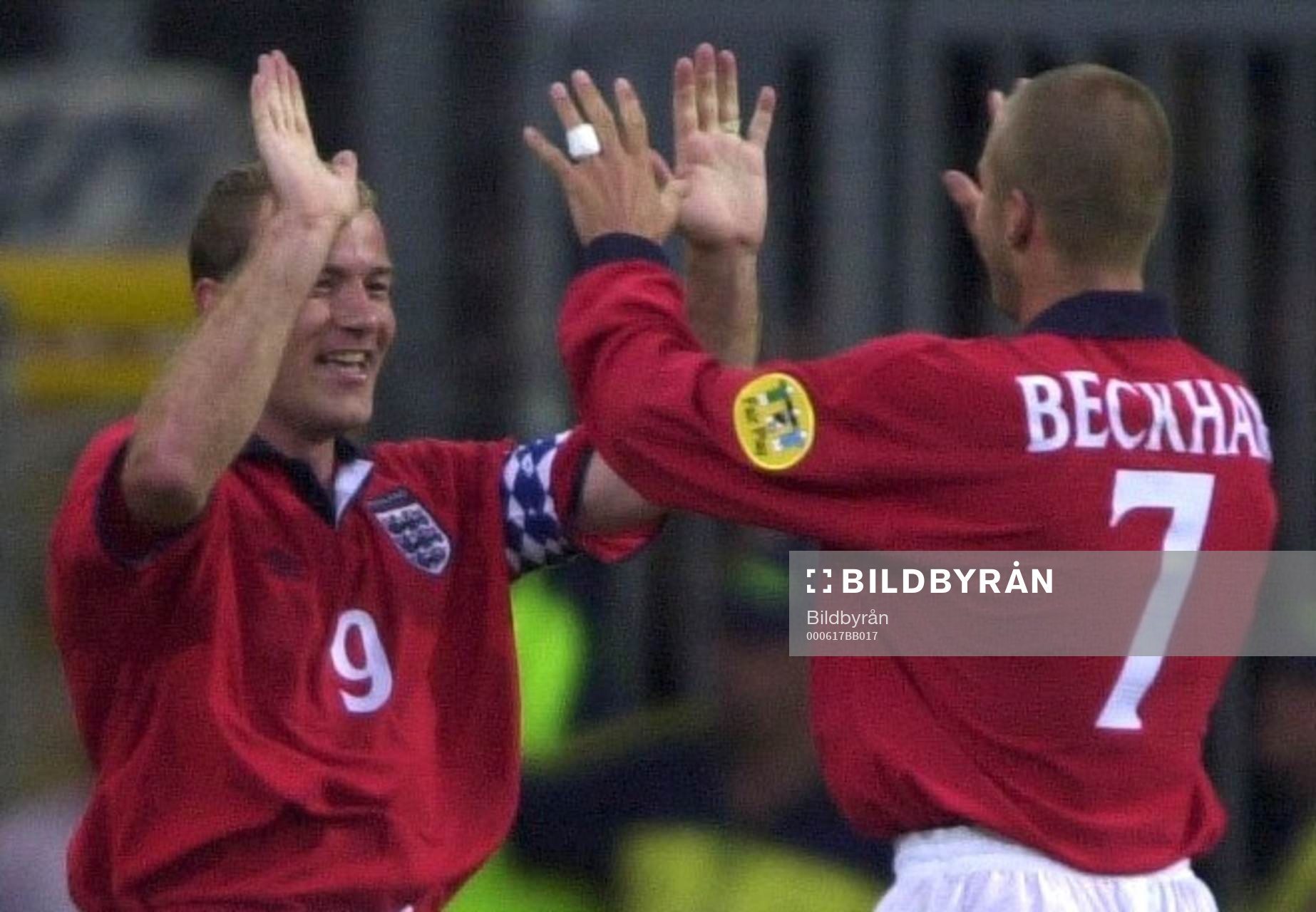 Alan Shearer saluterar