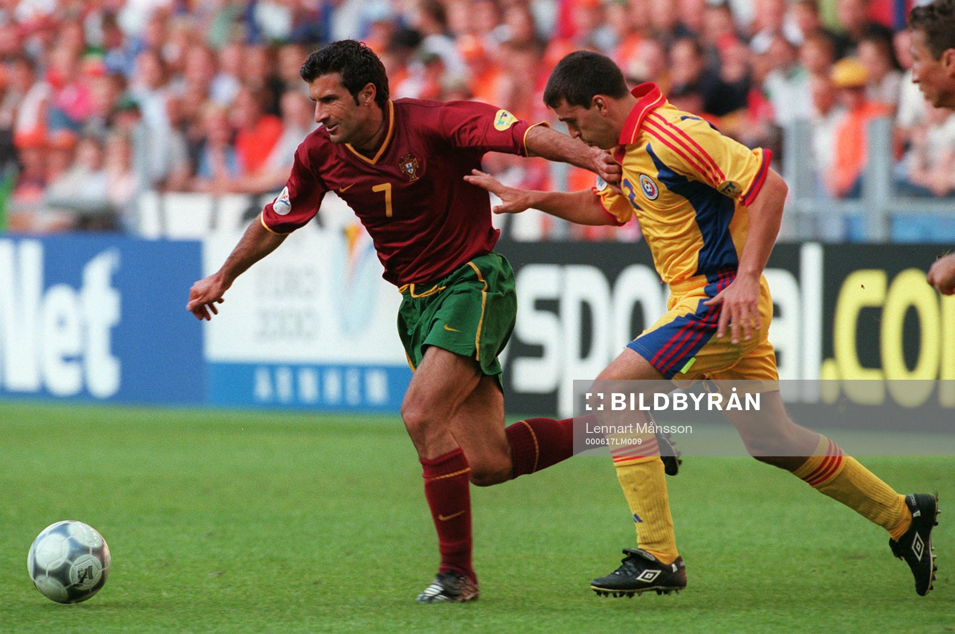   Luis Figo, Portugal och Cosmin Contra, Rumänien