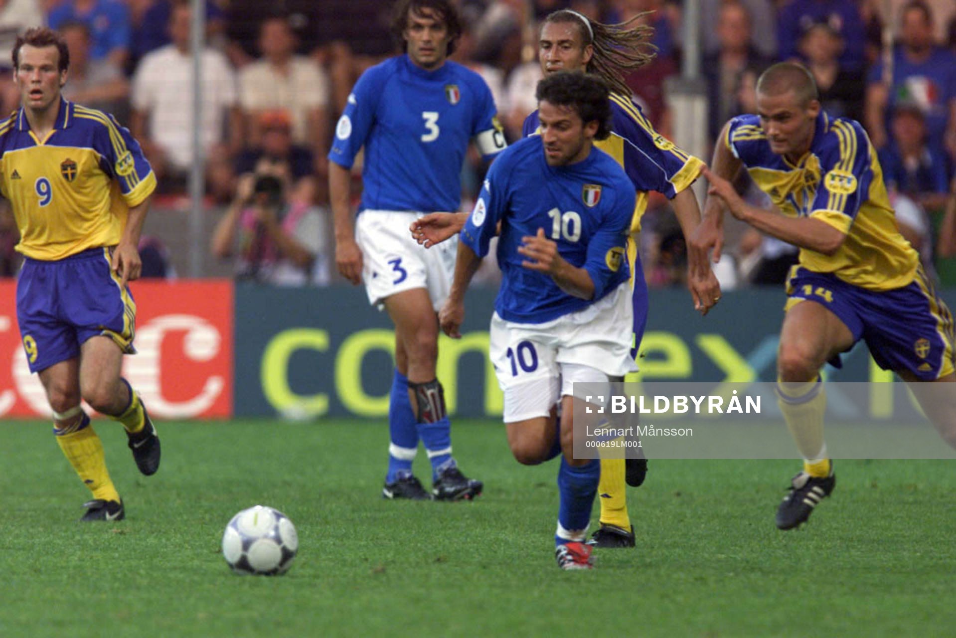 Alessandro Del Piero, Italien jagas av Olof Mellberg,