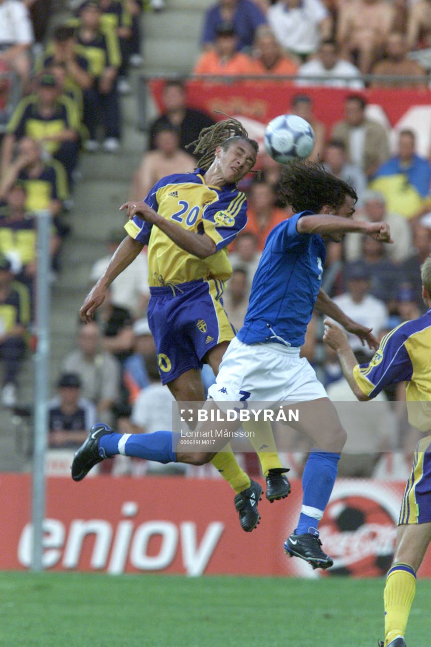  Henrik Larsson, Sverige vinner en höjdduell mot Paolo Maldini, Italien