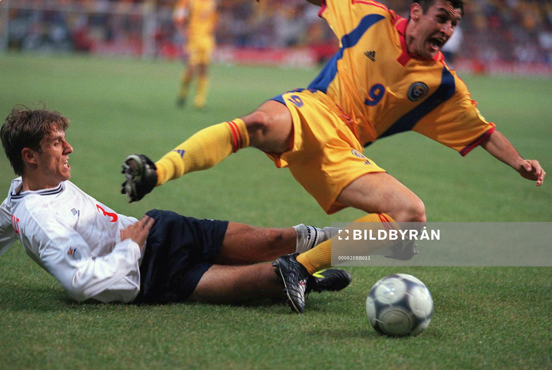 Phil Neville, England fäller Viorel Moldovan, Rumänien