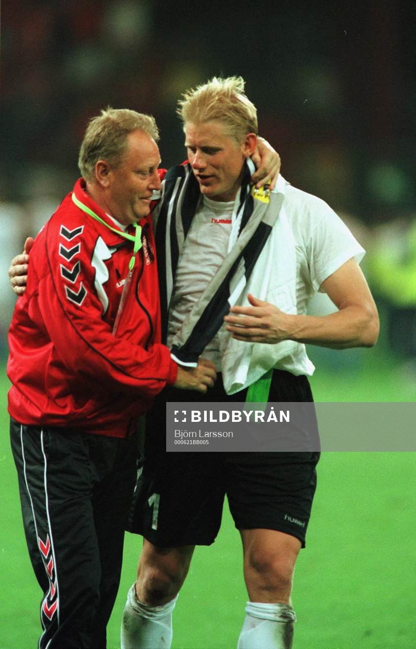 Liegé, Fotboll, EM, Danmark - Tjeckien: Avgående förbundskaptenen Bo Johansson tillsammans med veteranen Peter Schmeichel
