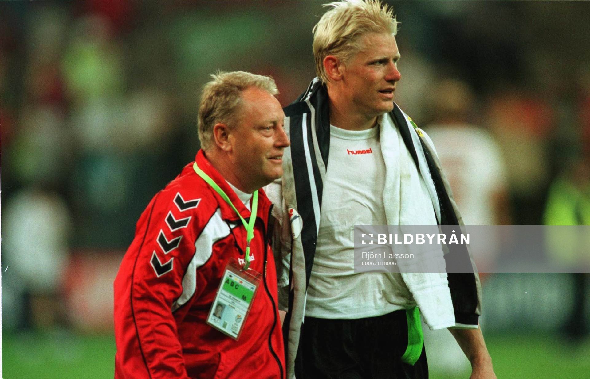 Liegé, Fotboll, EM, Danmark - Tjeckien: Avgående förbundskaptenen Bo Johansson tillsammans med veteranen Peter Schmeichel