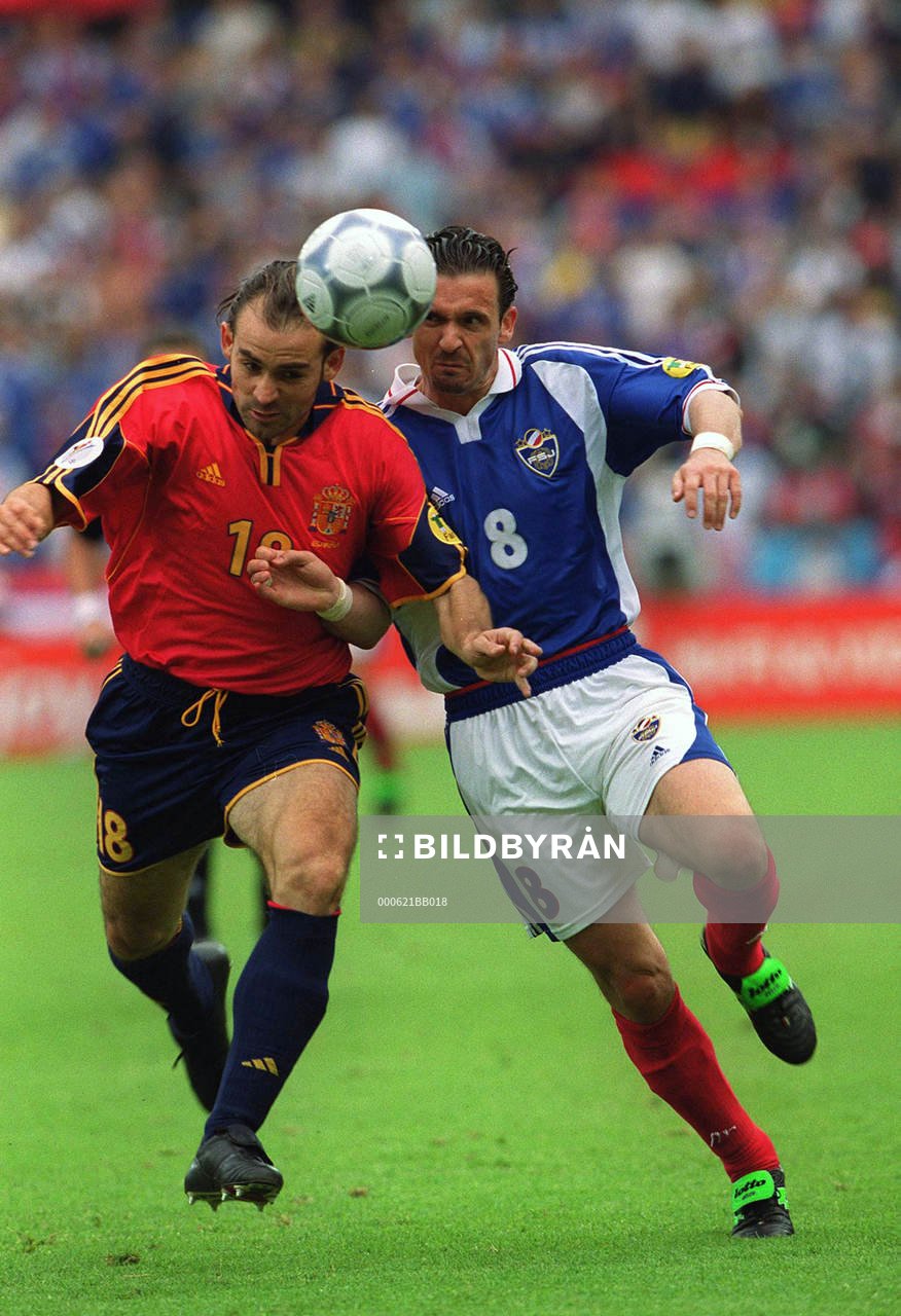  Paco, Spanien försöker hålla undan för Predrag Mijatovic, Jugoslavien